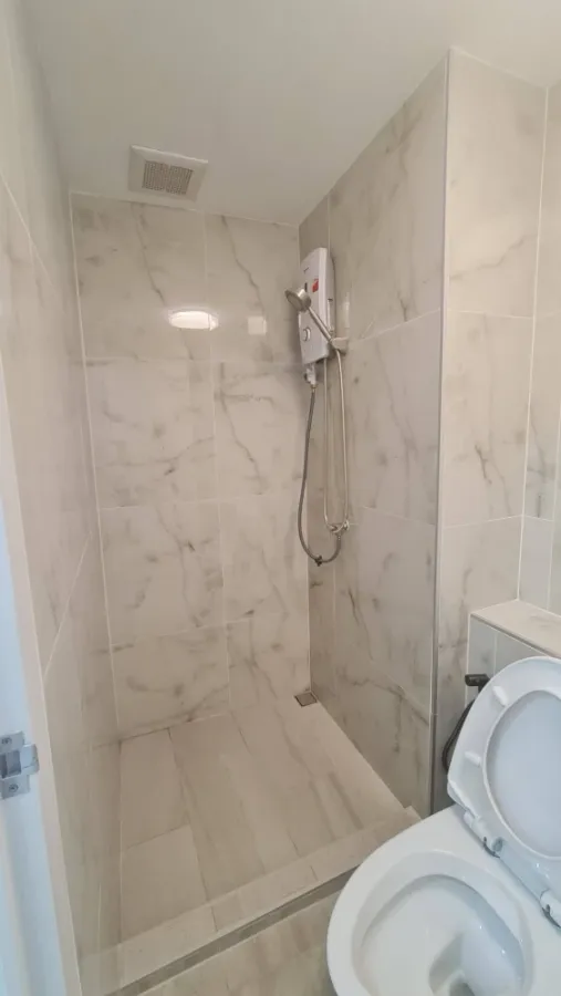 Plum Condo Chaengwattana Station for sale. Nice unit on the 2nd floor (not too high). Built-in interior. Reserve now!