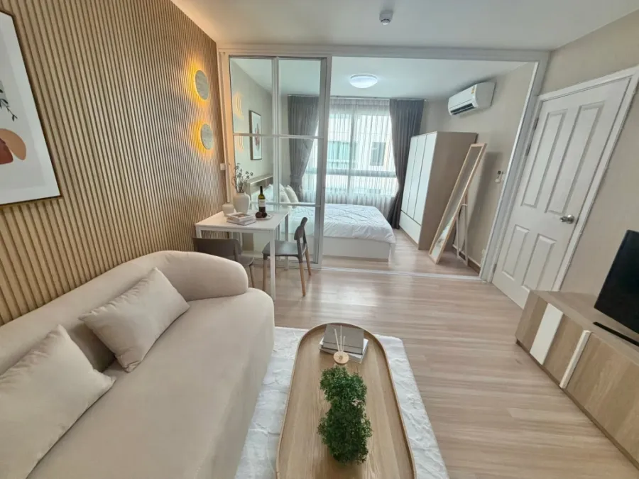 Plum Condo Phaholyothin 89 for sale. The unit is well-decorated, stylish, and very livable. Just bring your suitcase and move in!