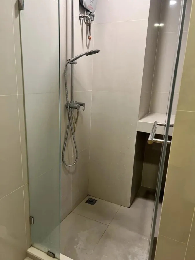 For rent: Rhythm Asoke 2, 27th floor, highest floor, city view, very good atmosphere, very clean and tidy room, don't miss it.