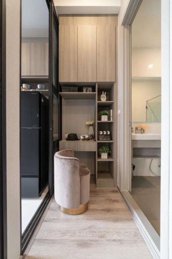 For rent, Knightsbridge Prime On Nut, room decorated in cool gray tones. The built-in bedroom is very nice. Ready, book now.