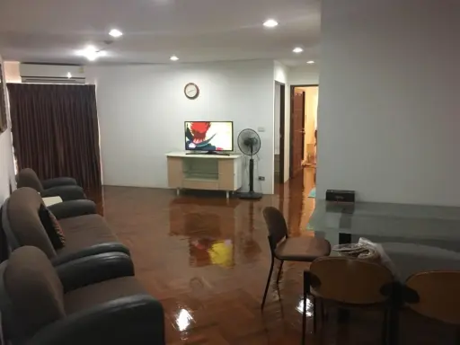 For sale: Witthayu Complex, 2 bedrooms, 2 bathrooms, 9th floor, fully furnished, very good price, not worth it but look and reserve now.