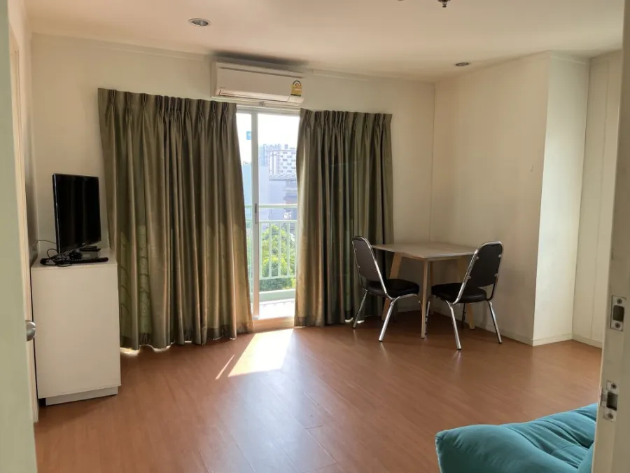 For rent, Lumpini Park Rattanathibet - Ngamwongwan, 5th floor, corner room, fully furnished, livable. If interested, reserve now before you miss out.