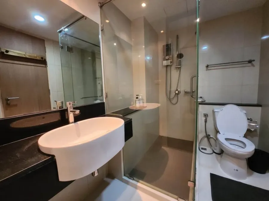 For rent: LE COTE THONGLOR 8, size 42.5 sqm. The usable area looks spacious because the room plan has been adjusted to look airy and comfortable. Don'