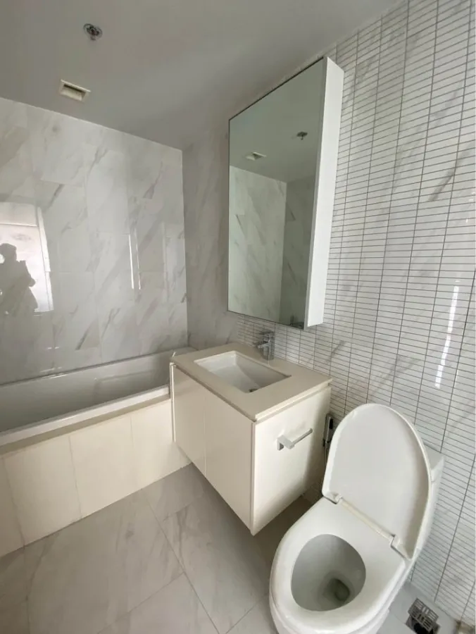 Urgent sale, Condo Hyde Sukhumvit 11, spacious room. Lots of usable space Come be the owner here.
