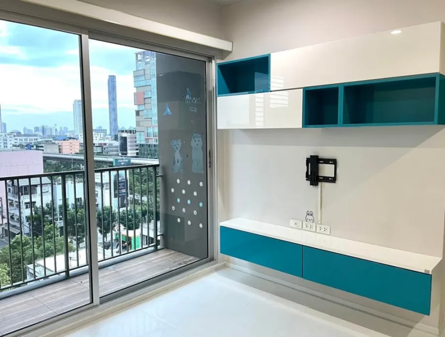 Hive Taksin for sale, corner room, 9th floor, wide balcony, fully furnished. You can reserve in advance. Don't miss it.