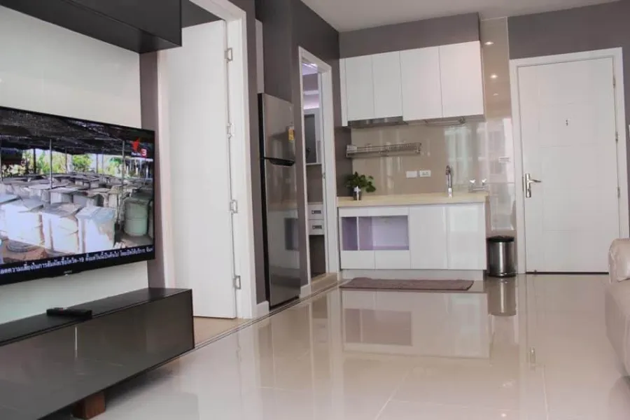 For rent: TC GREEN, separate bedroom and living room, beautiful wallpaper, quality furniture. Book now, don't hesitate.