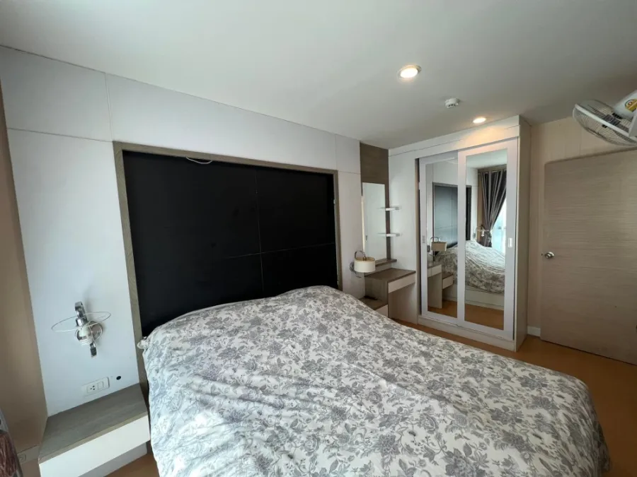 For rent!! Metro Sky Ratchada Condo, built-in furniture, complete electrical appliances You can carry your bags in and book now!!