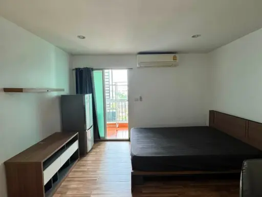 Selling Regent Home 13 Sukhumvit 93. The unit comes with a balcony with added glass windows and a lockable system. Ready to move in with just your bel images