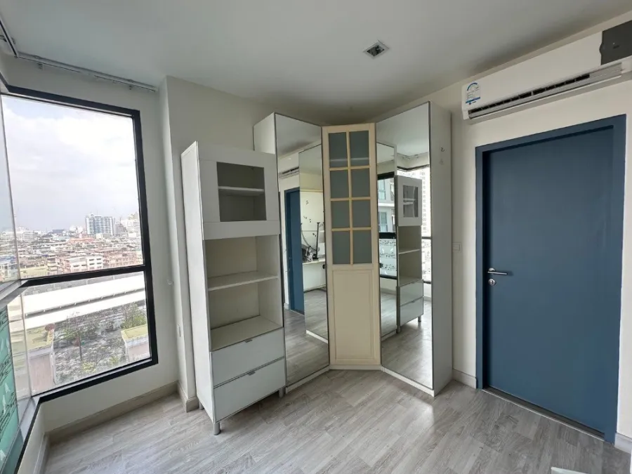 For sale: Ideo Mobi Sathorn-Taksin, 11th floor, complete with furniture and electrical appliances. Book now, don't miss out.