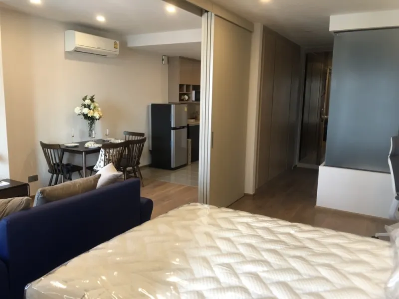 ให้เช่า!! คอนโด คิว ชิดลม-เพชรบุรี ชั้น 15 ห้องใหญ่ เพดานสูง ทำเลดี เดินทางสะดวก ห้ามพลาด!!