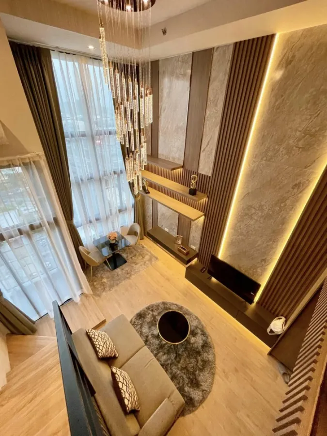 For rent Ideo Rama 9 - Asoke, high floor, duplex style room. Great built-in furniture If you don't reserve, you'll miss a lot.