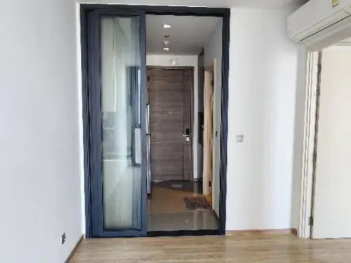 For sale: The Line Phahon-Pradipat, 22nd floor, empty room, new condition, first hand, plus it comes at a good price. Book now, urgent.