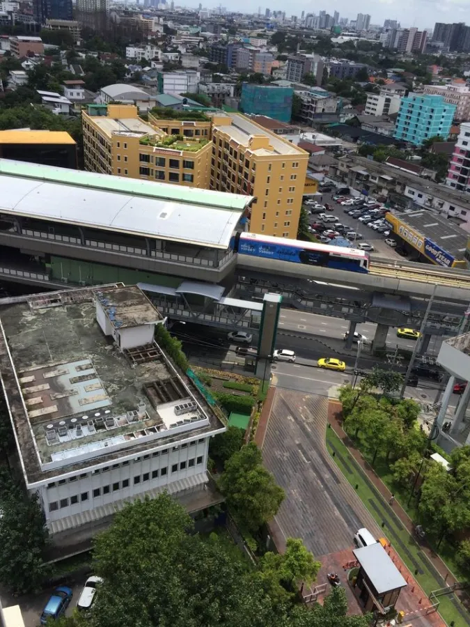 For sale: Lumpini Place Ratchayothin, 17th floor, north side, complete with furniture and electrical appliances. Just carry your bag and move in.