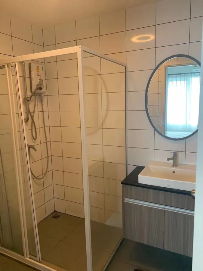 For rent, Chapter One Eco Radchada-HuaiKwang, 1 bed, 1 bath, complete electrical appliances, the room goes very quickly, hurry up and book now.