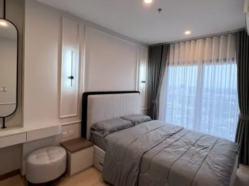 Condo for rent: Life Rama 4 - Asoke. Nicely decorated unit with high-quality built-in furniture. Amazing price! Book today! Don't miss out!