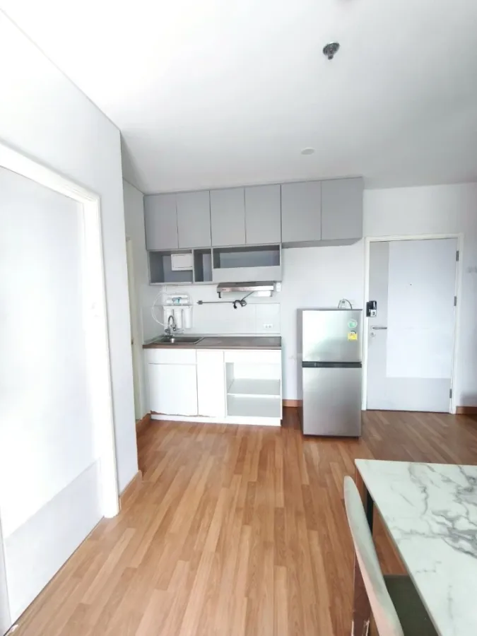 For rent: Lumpini Place Condo, Ratchada-Sathu, ready to move in, open view, no buildings blocking, well-built-in in the room, just bring your bag, hur