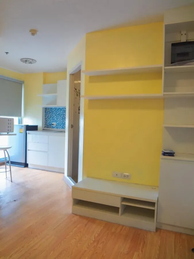 For sale: The Trust Residence Ratchada-Rama 3, glass-divided room, bright colors, hurry to reserve, be the owner.