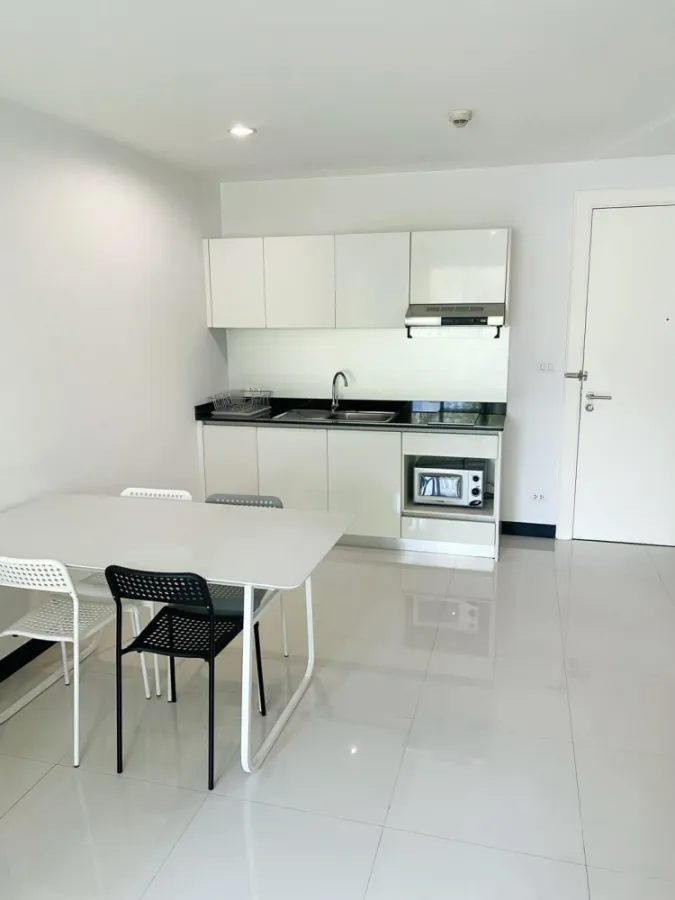 Sell and rent Voque Sukhumvit 16, very spacious room decorated in clean white tones. The price is very pocket-friendly. Must book now.