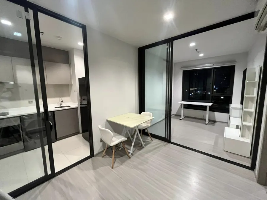 For rent: Life Asoke Rama 9, spacious room. Usable space remaining You have to hurry and reserve it before you miss out on the good stuff.