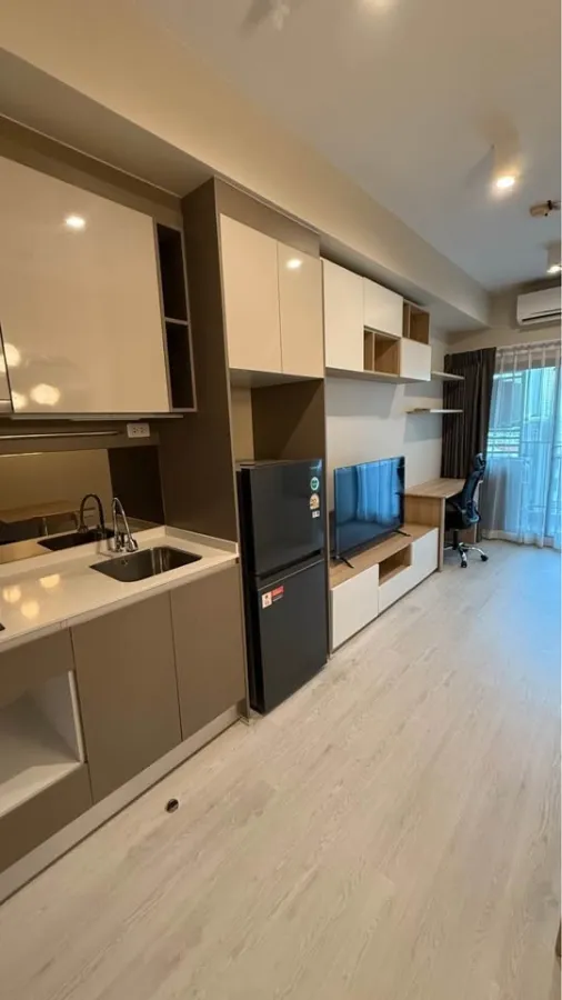 For sale or rent: Ideo Rama 9 - Asoke. Has built-in cabinets and shelves in good condition. Close to shopping areas. Interested? Book now!
