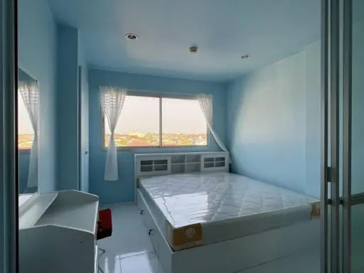For rent, Lumpini Condo Town Ramintra-Lat Pla Khao, 2 rooms on the 5th floor, just bring your bags in. Book now.