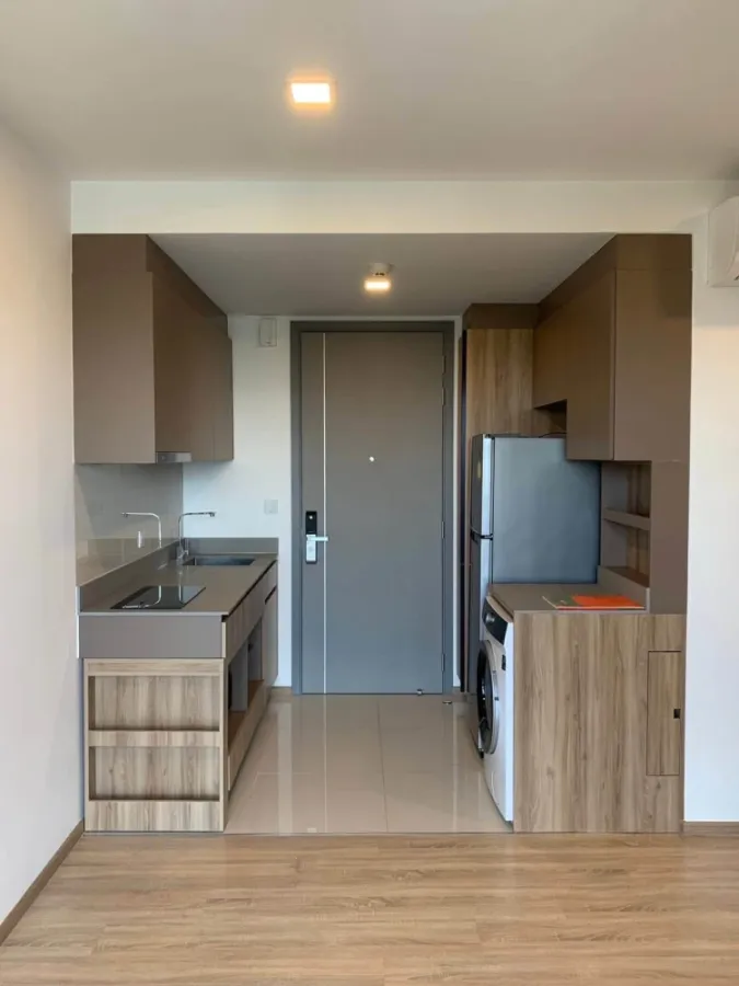 Selling Taka Haus 1-bedroom unit with spacious living area in a great location with convenient transportation. Book now!