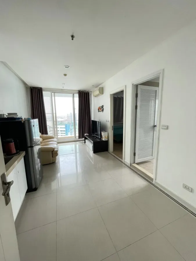 For rent: TC Green, 1 bedroom, 1 bathroom, lots of usable space, fully furnished, just bring your bags and move in.