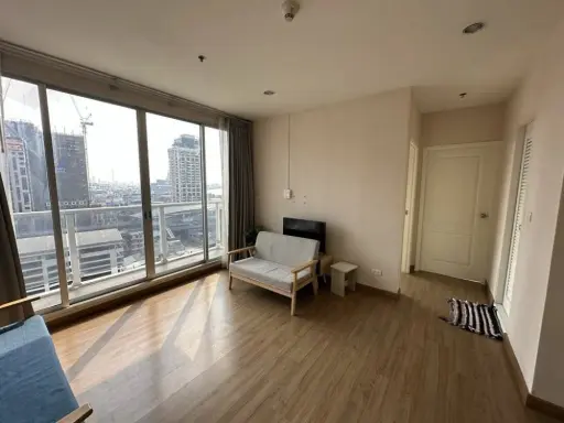For sale: The Tree Bang Pho Station, with a full view of the Chao Phraya River bend. The room is not attached to anyone, quiet, no noise. Interested?