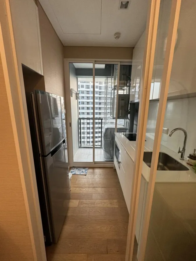 For rent: The Saint Residences, high floor, great city view. The room is ready to move in. Just come and move in.