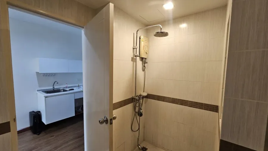 For rent: Casa Condo Asoke-Dindaeng, unfurnished studio unit. Excellent location, convenient transportation. Don't miss out!