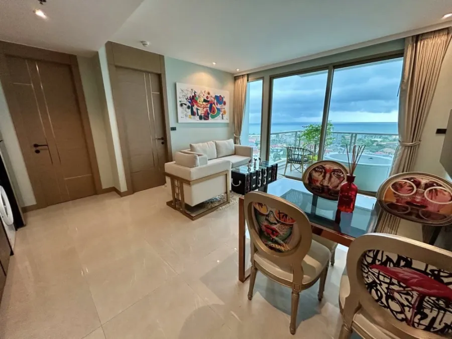 For rent: The Riviera Ocean Drive, spacious room with plenty of usable space, comes with a private Jacuzzi on the balcony, great location, book now!