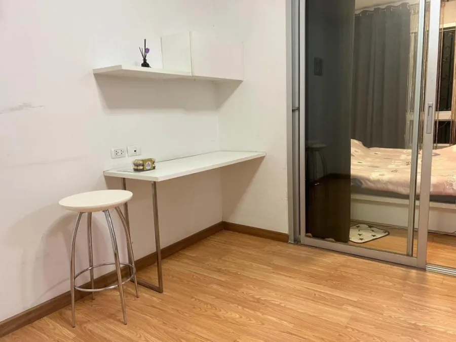For sale: The Trust Residence Pinklao (Borommaratchachonnani). White room, comfortable to the eye, separated by glass partitions. Book now.