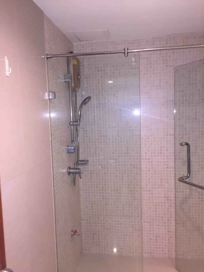 Sell The Kris Ratchada 17, spacious room, fully furnished, good leather sofa, very nice to sit, reserve first, stay first.