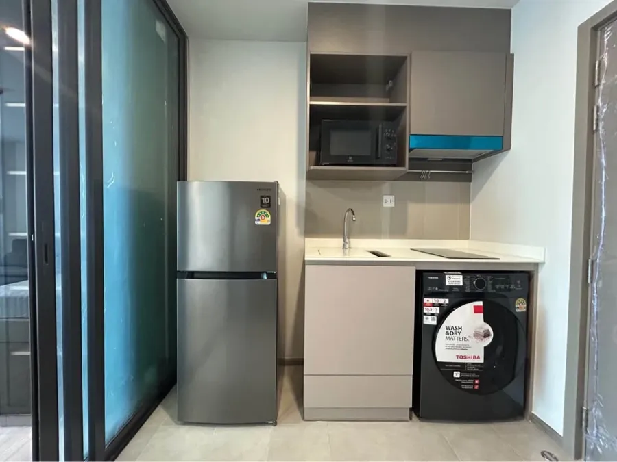 For rent: Aspire Sukhumvit - Rama 4, 17th floor, wide city view, no buildings blocking, minimalist luxury style, fully furnished, ready to move in.