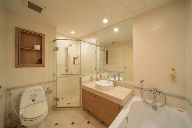 Urgent for rent !! Baan Siri Condo, Sukhumvit Soi 10, very good location !! Opposite Terminal 21, near BTS / MRT, don't miss !!