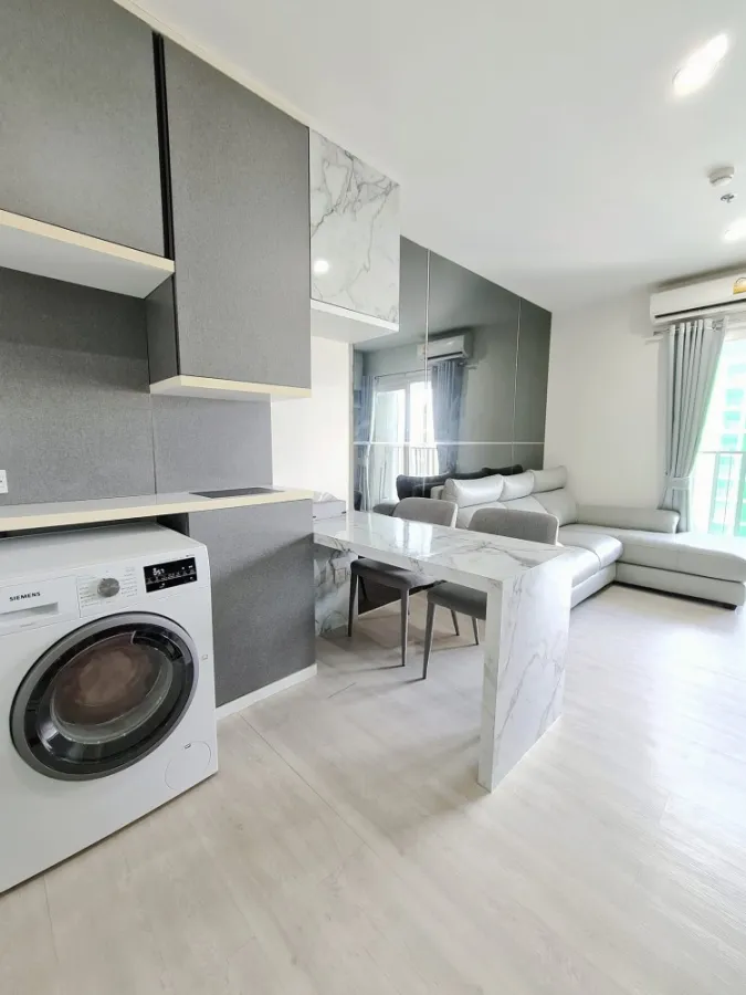 Condo for sale, rent, The Key Sathorn - Charoenrat, decorated with built-in marble pattern. Genuine leather sofa, very comfortable to sit on. Book now