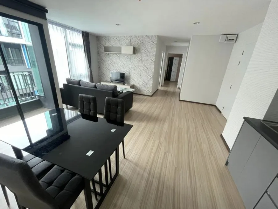 Sell / rent Fresh Condo, 2 bedrooms, 2 bathrooms, very spacious room, super big sofa Fully furnished. Don't miss it. Book now.