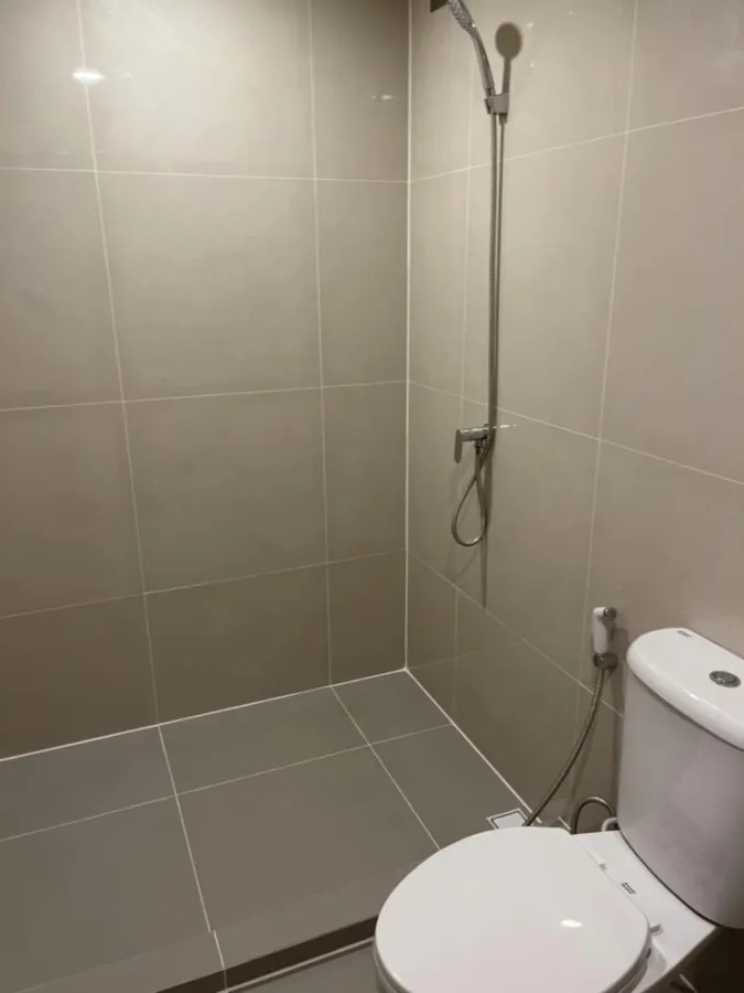 Condo for sale FLEXI Sathorn - Charoennakorn, spacious room It comes with a great price. Let me tell you that you don't miss it.