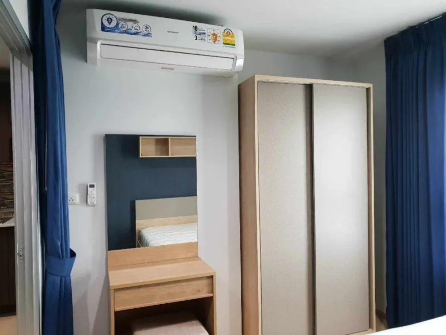 For rent: The Prop Chaengwattana 12, wallpapered throughout the room. Comes with a low price, easy on the pocket, you won't miss out on booking.