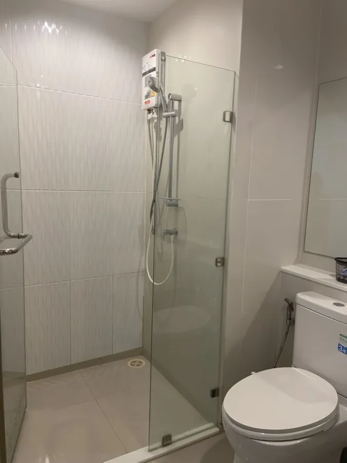 For rent: Life Ladprao, a nice room with complete furniture and electrical appliances. Don't miss out on this great deal.