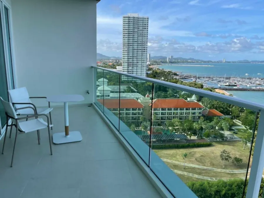 For sale or rent: Mövenpick White Sand Beach, a luxury beachfront condo in Pattaya. Premium location, stunning sea views, spacious and airy rooms. Boo