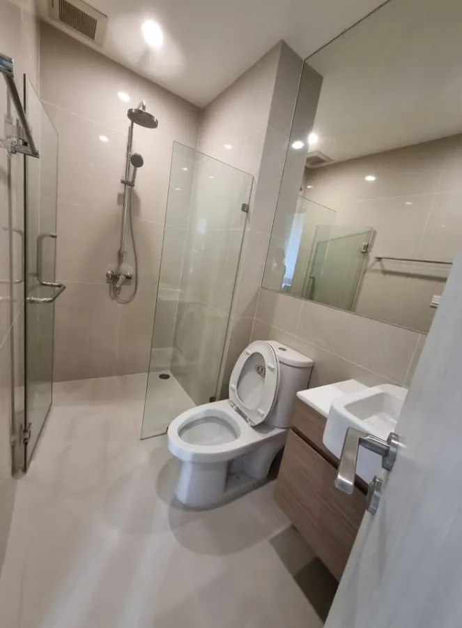 For sale or rent Noble Revolve Ratchada 2, corner room has a lot of privacy, 4 meter high ceiling, doesn't feel cramped. You can reserve it now.
