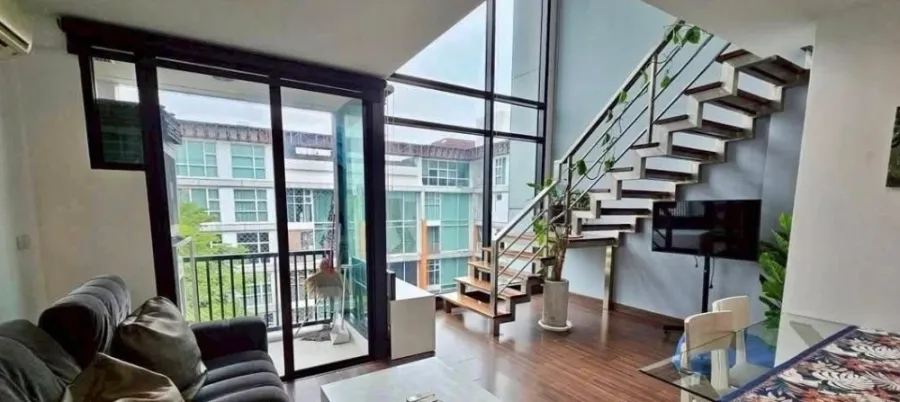 ให้เช่า D65 Condo – Duplex เพดานสูง โปร่ง โล่ง อยู่สบาย ชั้นบนสุด เงียบ เป็นส่วนตัว จองเลย อย่ารอช้า