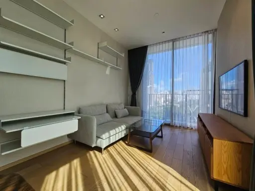 For rent: 28 Chidlom, corner room, quiet, not crowded, with a spacious area, very comfortable, book now and you won't be disappointed.