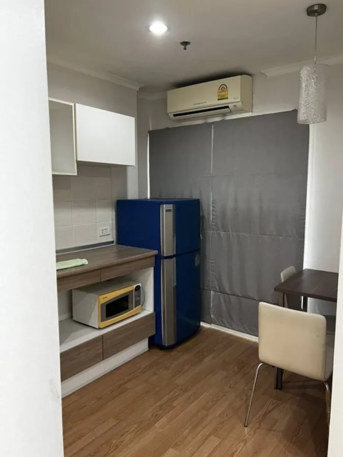 For rent: Lumpini Park Pinklao, 11th floor, separate room, fully furnished + electrical appliances. Hurry and reserve now.