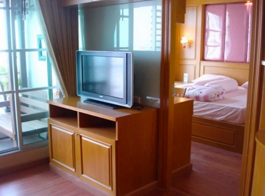 Condo for rent, Baan Klang Krung, Siam-Pathumwan, has balcony, high floor, convenient travel, near BTS Ratchathewi.