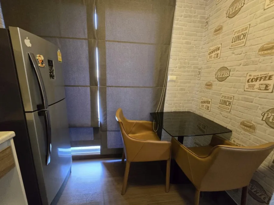 For rent: The Trust Condo Amata - Chonburi. The whole room is decorated with wallpaper. Very livable. Good high floor. Book now.