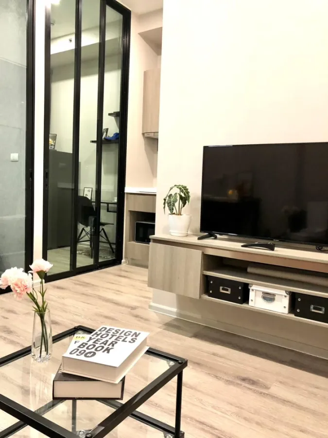 For rent, KnightsBridge Collage Ramkhamhaeng, beautifully decorated room, complete facilities, good price, book now.