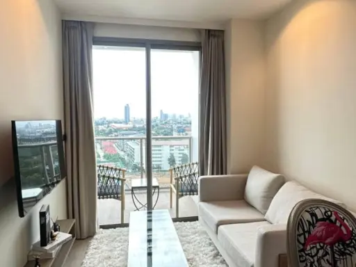 For rent: The Riviera Ocean Drive (Jomtien), corner room, very private. Decorated in a very good looking way, you can't miss it.
