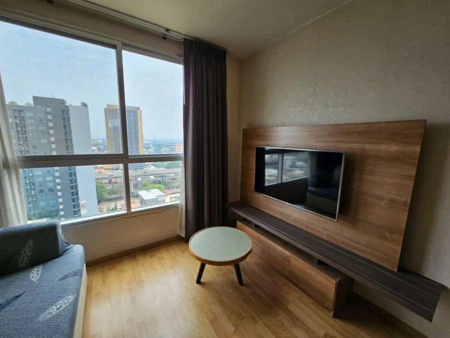 For sale or rent: U Delight Residence (Pattanakarn - Thonglor), 18th floor, large front room. The wallpaper is well installed. Hurry and reserve now.